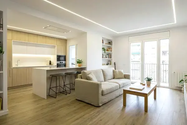 Reformas integrales en Torredembarra - salón reformado con diseño moderno